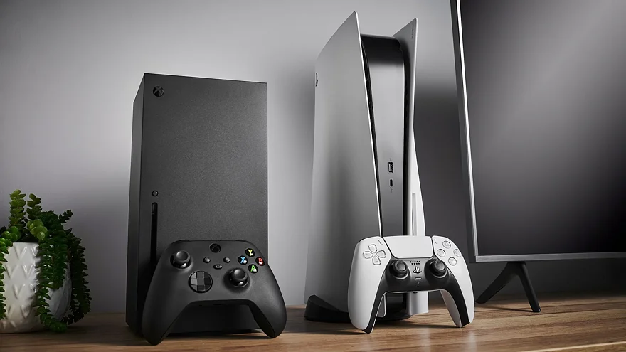 Xbox Series X и PlayStation 5 с геймпадами