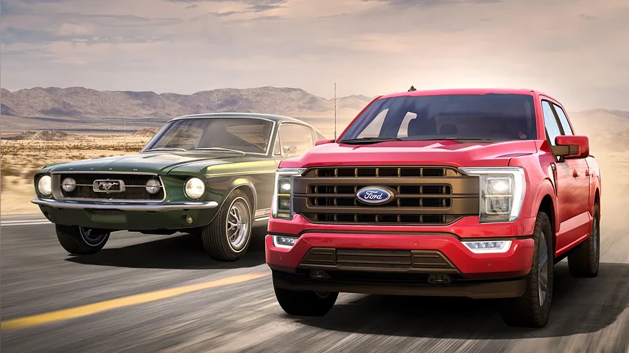 Ford Mustang и Ford F-150 на дороге